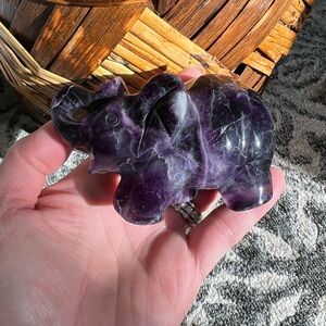 Purple fluorite, elephant carving (a) |  crystal